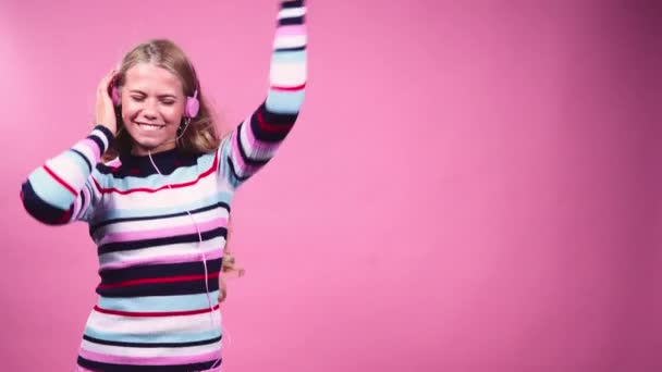 Adolescente chica con auriculares bailando — Vídeo de stock
