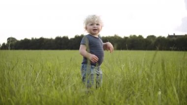 Hiperaktif Kıvırcık Saçlı ve Bulaşıcı Gülümseyen Yavaş Hareket Eden Bebek
