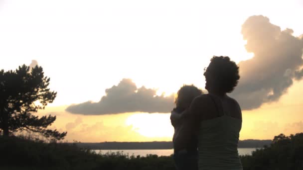 Υπέροχη θέα μιας μητέρας με γυαλιά ηλίου χαρούμενα περιστρέφοντας το γιο της στον αέρα — Αρχείο Βίντεο