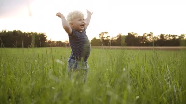 Jolly Baby Boy balançando as mãos enquanto mostra aqueles adorável sorriso — Vídeo de Stock