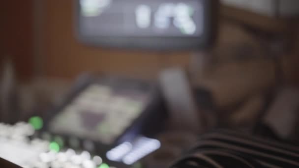 Revelando Tiro de uma Máquina de Ultrassom Mostrando um Sonograma de um Movimento Fetal Vivo — Vídeo de Stock