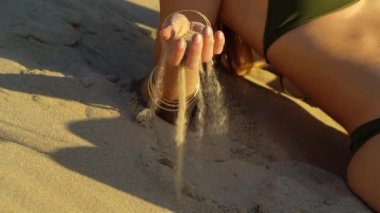 Sahilde Beyaz Kum 'la Oynayan Bir Kadın Vücut ve El Görünümü