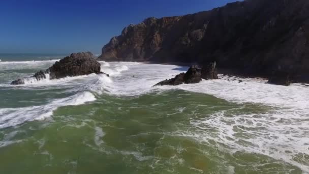 Panning Aerial Shot of A Rocky Coast Line в Португалии — стоковое видео