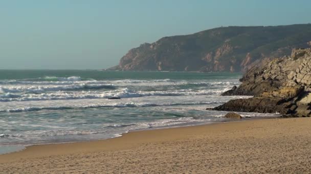 ภาพกว้างของคลื่นพังบนชายหาดที่โปรตุเกส — วีดีโอสต็อก
