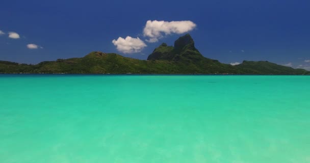 Panoramatický snímek oceánu a hory Otemanu pod bílými mraky a modrým nebem — Stock video