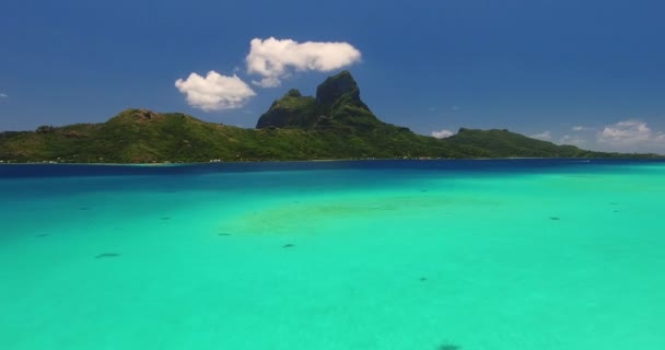 Panorama aérien du Mt. Paysage, lagune et barrière de corail d'Ontemanu — Video