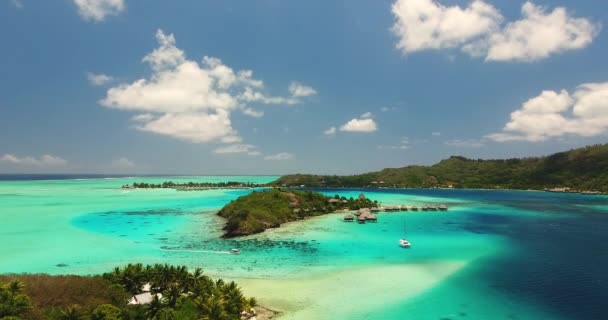 Uitzicht vanuit de lucht op luxe villa aan zee in Tropisch eiland, Bora Bora — Stockvideo