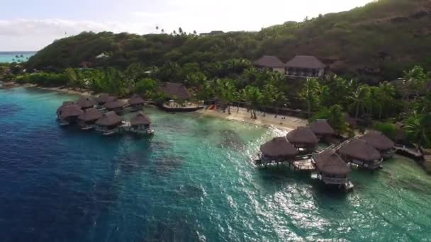 Letecký pohled na luxusní vodní bungalovy, palmy, hotely a krajiny