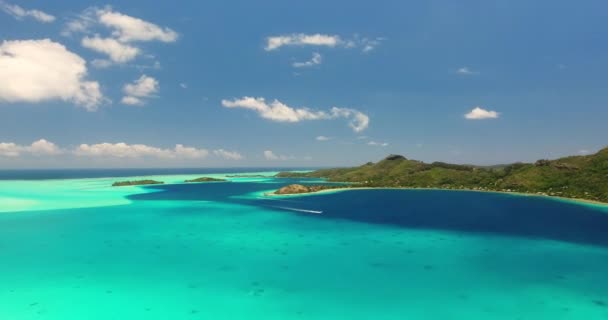 Zřízení Shot of Island Lagoon a Mount Otemanu a Overwater Hotel — Stock video