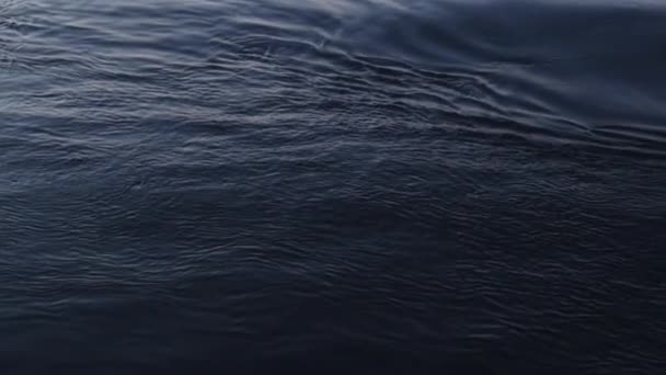 Drone volando sobre la superficie del agua áspera y la luz solar reflejándose en las ondulaciones — Vídeo de stock