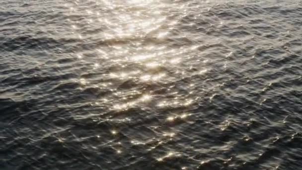 Areal Drone Shot lśniącej wody oceanu podczas wschodu słońca — Wideo stockowe