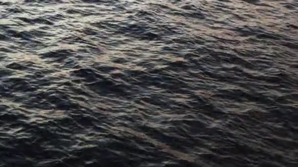 Drone voando sobre um Rippling Dark Ocean Water — Vídeo de Stock