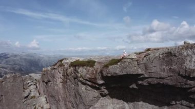 Norveç 'in manzarasını gözler önüne seren Bir kadınla Uçurumun Uçurumu