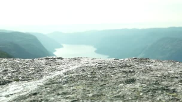 Panoramisch uitzicht op de bergen en de rivier op de top van de Kjeragbolten — Stockvideo