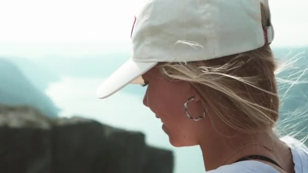 Closeup of a Hiker at the Kjeragbolten Over Looking Nature in a Morning Hike — Stock Video