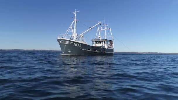 Spårning Skott av en fiskebåt som heter Ho 2 med Clear Sky i bakgrunden — Stockvideo