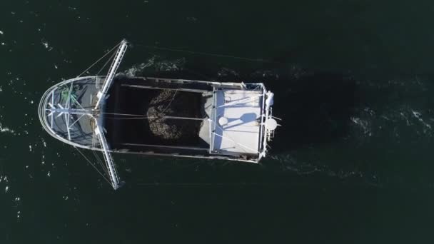 Draufsicht eines Bootes von einer Drohne, die sich im Kreis dreht, während es herauszoomt — Stockvideo