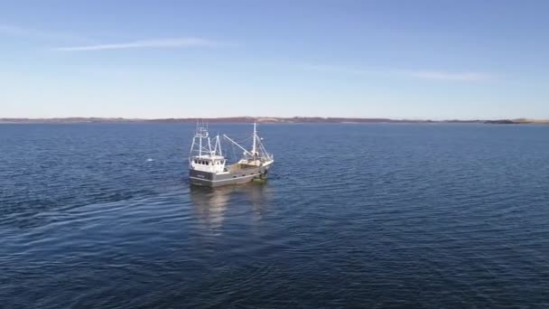 Orbitando Drone plano aéreo de un barco en aguas abiertas — Vídeo de stock