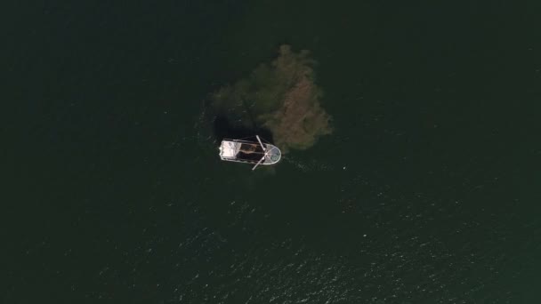 Drone Zooming Out em um veículo de pesca ancorado no meio do mar aberto — Vídeo de Stock