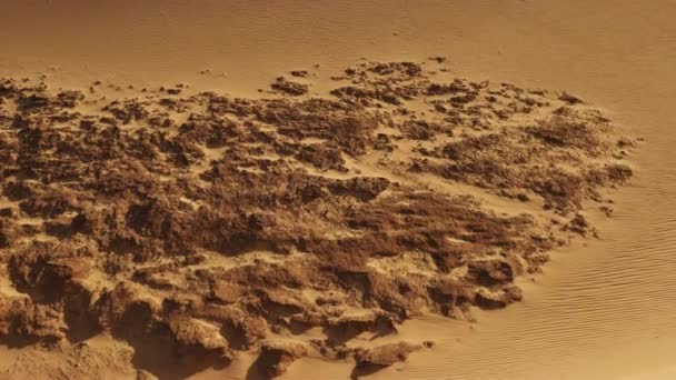 Drone colpito sopra un grande gruppo di formazione rocciosa nel deserto — Video Stock