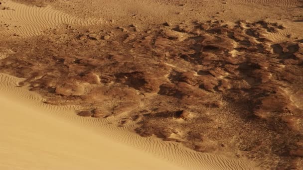 Drone d'une énorme formation rocheuse dans le désert en plein après-midi — Video