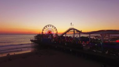 Yakınlaştır, Santa Monica Dönme dolabının üstünden uç ve plajda güneşlen.