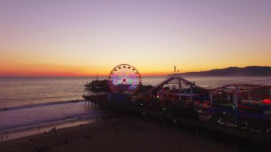 Santa Monica İskelesi 'nin ve Güneşin batışında Sahilde Dönme Dolap' ın Havadan Çekimi