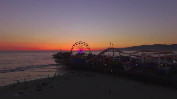 Panning Shot van het Santa Monica strand en de pier — Stockvideo