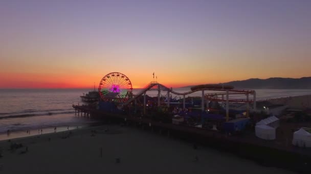 Aerial Pan of Santa Monica Beach Pier and Attractions, Sunset at the Background — Stock Video