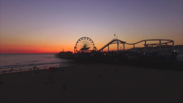 Tilting Shot van de Santa Monica Beach en Prier tijdens zonsondergang — Stockvideo