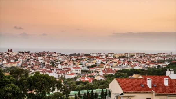 Puffy Clouds Rolling Over Cascais αυτοκινητόδρομος και προάστιο, Timelapse — Αρχείο Βίντεο