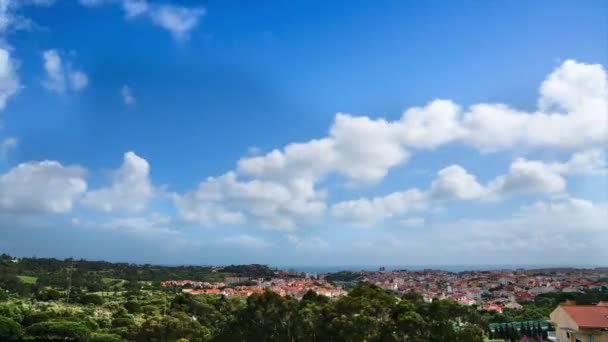 Время голубого неба с катящимися полностью белыми облаками — стоковое видео