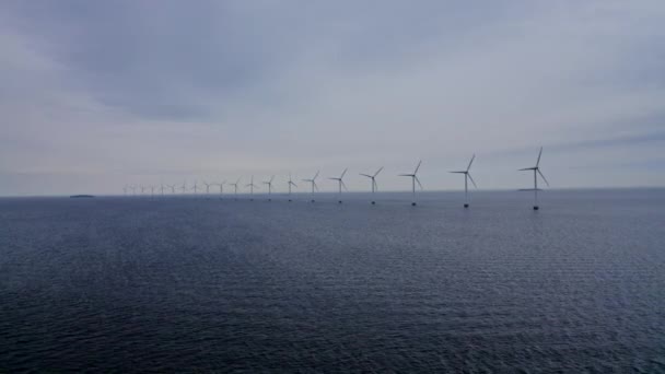 Eau de mer calme et moulins à vent tournant à l'unisson — Video