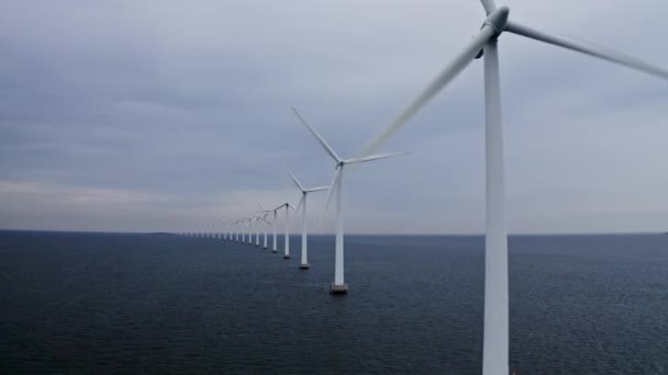 Vista panorâmica do oceano e moinhos de vento contra céu claro — Vídeo de Stock