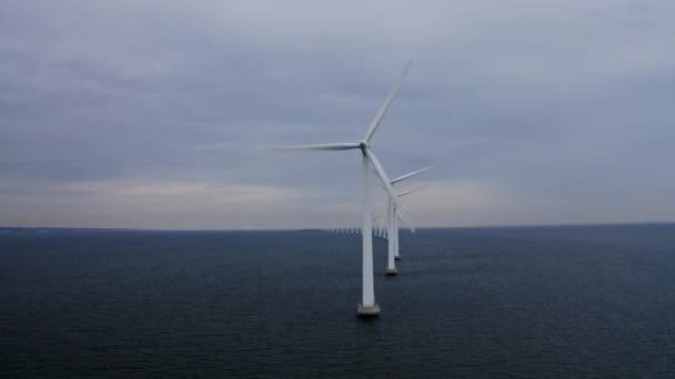 Paysage d'eaux de mer calmes et de moulins à vent tournant à l'unisson — Video