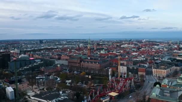 Cloudy Sky e Drone Tracking Shot of the Business Center e ruas ocupadas na Dinamarca — Vídeo de Stock