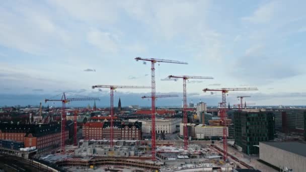 Paesaggio urbano Aerial Shot e gru industriali nel centro di Copenaghen, Danimarca — Video Stock