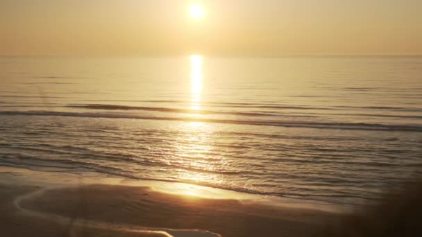 Fotografía de una hermosa puesta de sol vista en la costa de Dinamarca — Vídeos de Stock