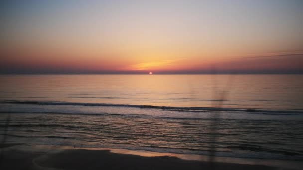 Skott av en vacker solnedgång vid Danmarks strand — Stockvideo