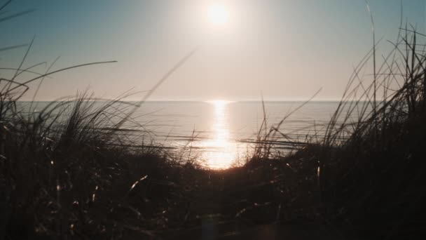 Foto de un sol brillante sobre un vasto y hermoso océano en la costa de Dinamarca — Vídeos de Stock
