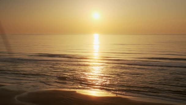 Slow Motion Shot of Waves atingindo a costa da praia e o sol — Vídeo de Stock