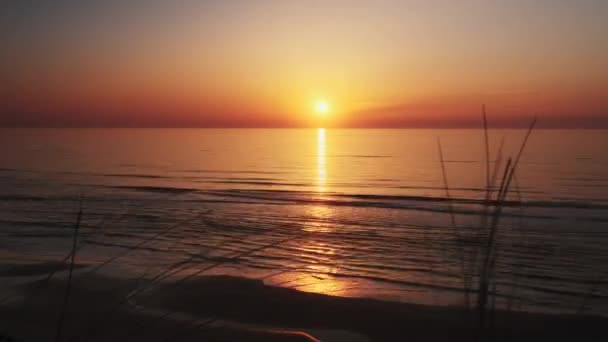 デンマークビーチによる太陽設定のタイムラプス撮影 — ストック動画