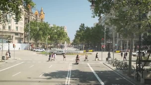 Ζευγάρι για σκούτερ περιμένετε σε φανάρια στη Βαρκελώνη — Αρχείο Βίντεο