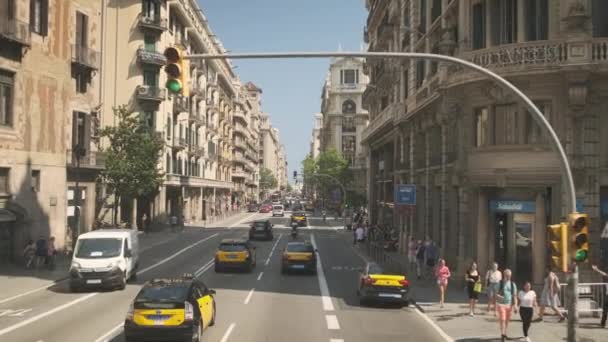 Taxis Conduciendo por las calles de Barcelona — Vídeo de stock