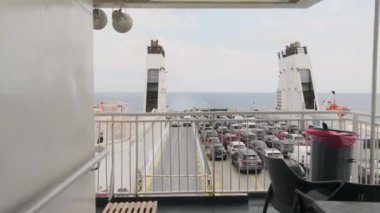 Feribot Denizi 'ndeki Arabalar