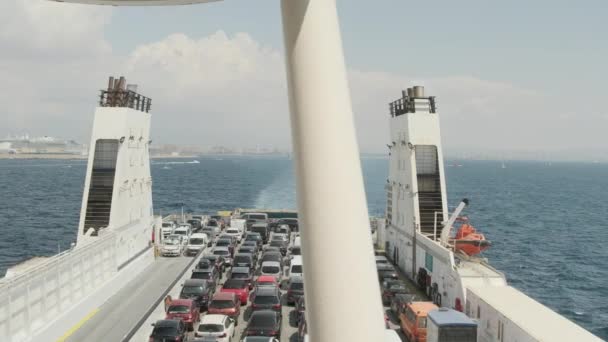 Coches estacionados en ferry mientras cruza el mar — Vídeo de stock