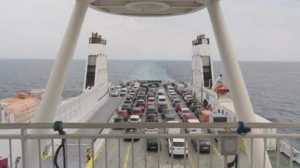 Ferry coche que cruza el mar — Vídeo de stock