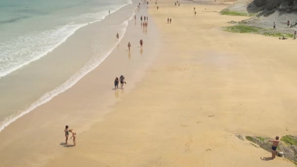 Вакації На пляжі біля Святого Себастьяна — стокове відео