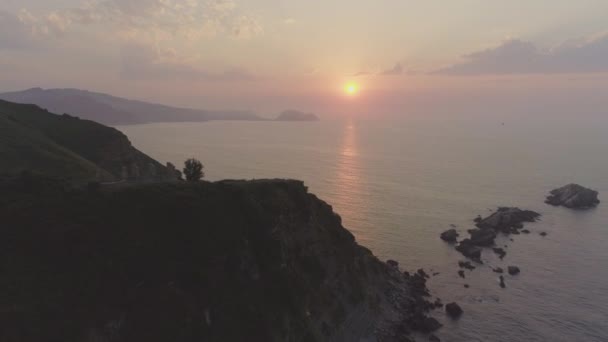 Drone sobre o pôr do sol sobre o mar e costa espanhola — Vídeo de Stock