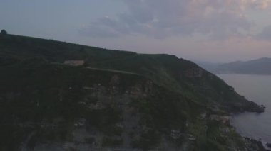 Günbatımında Denizde İspanyol Uçurumlarının Üzerinde İHA